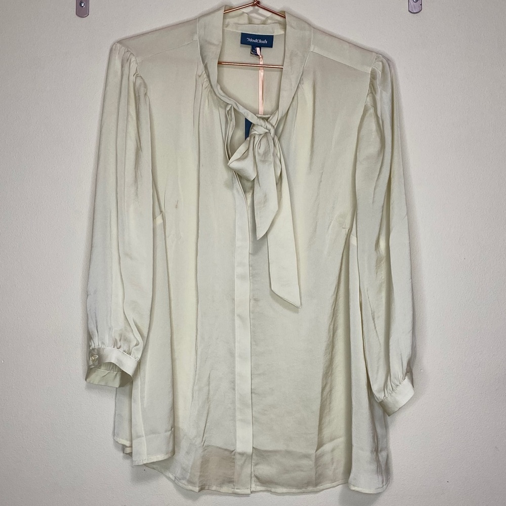 NWT ✨ Ivory blouse